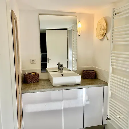 Deux Pièces Donnant Sur Un Jardin *