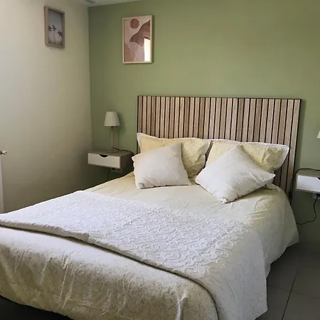 Deux Pièces Donnant Sur Un Jardin Antibes